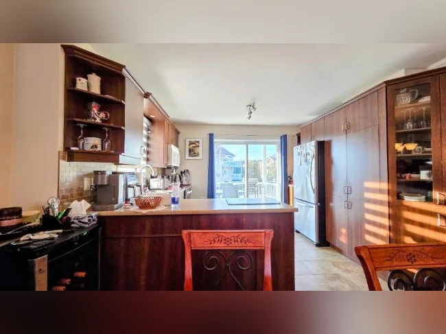 Carrefour Laval très jolie et grand 4 ½ de style condo, situé au 1er étage d’un triplex thumbnail 3