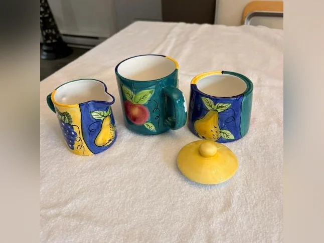 Ensemble italien : tasse, sucrier et contenant à lait ou crème