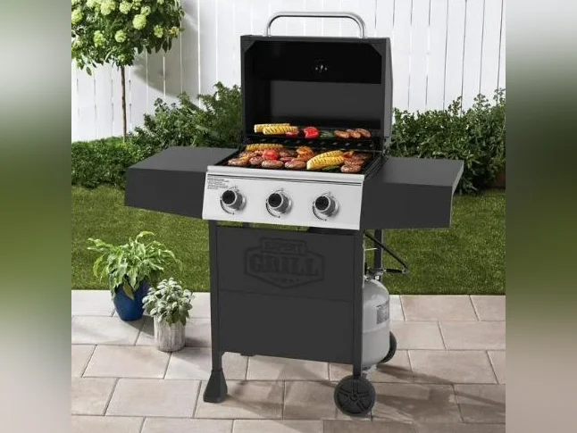 UN BBQ POUR 100$ ET UNE BASE DE LIT ET UN MATELAS 100$