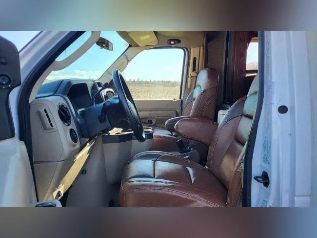 Motorisé Jayco Melboure 29D Premium- 31,6 pi - 6 pneus neufs - prêt à voyager thumbnail 2