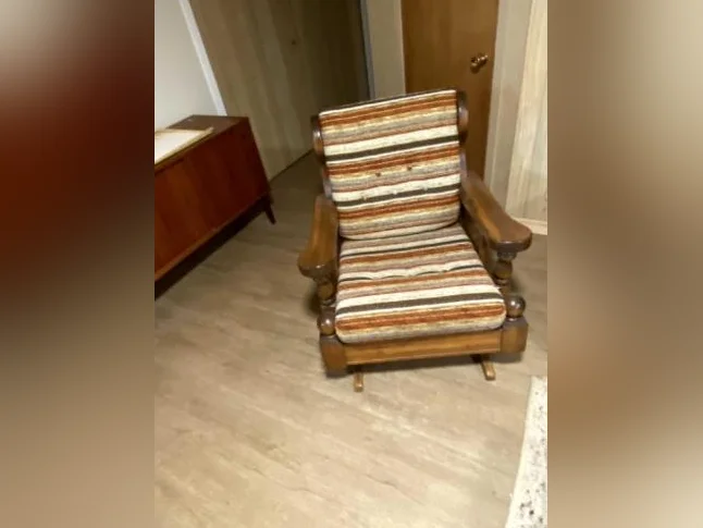 Divan et fauteuil à prix d'aubaine thumbnail 2