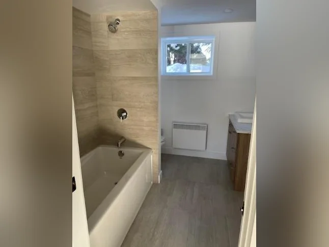 À qui la chance Saint-Ambroise Très beau 4 1/2 près des écoles thumbnail 3