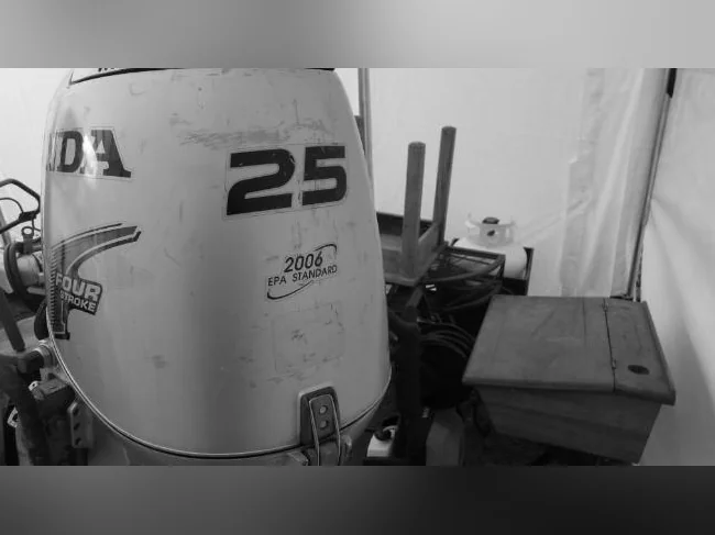Moteur hors-bord 25 forces complet défectueux