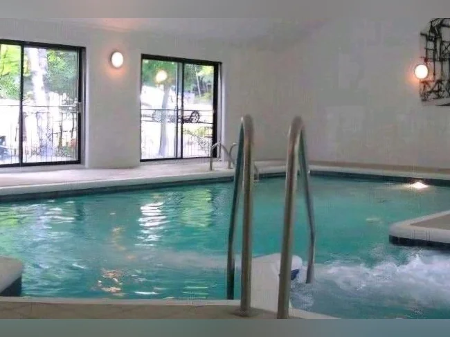 Condo à louer ski-in/ski-out dispobible présentement/Tout inclus minimum 3 mois et + (court et long terme) thumbnail 2