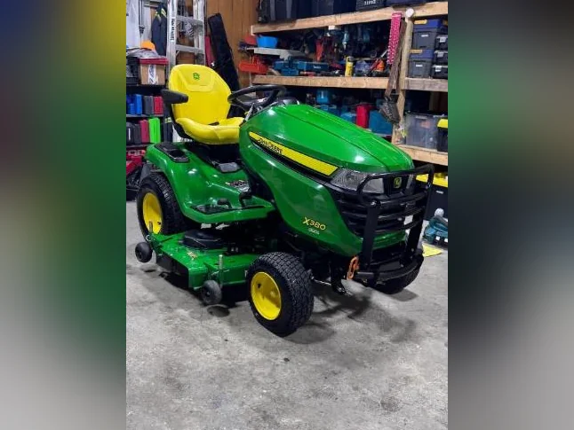 John Deere X380 2024, 54 po, 51 heures, encore sous garantie