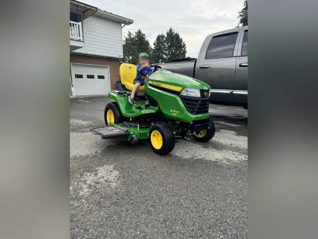 John Deere X380 2024, 54 po, 51 heures, encore sous garantie thumbnail 3