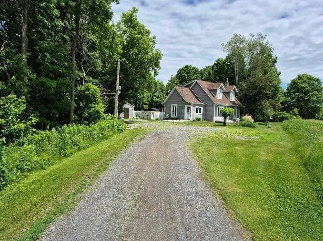 Maison a vendre par propriétaire ( Agent s'abstenir ) négociable isolé pas de voisin un coin de paradis