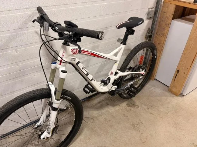Vélo de montagne GT Sensor double suspension