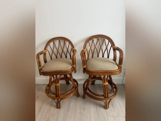 2 magnifiques tabourets de comptoir en rotin