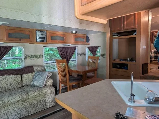Fifth Wheel Dutchmen 27 LM5 (2006) 27 pi + Remise 10x12 — Terrain #11 Camping Lac des Sources, Shefford thumbnail 5