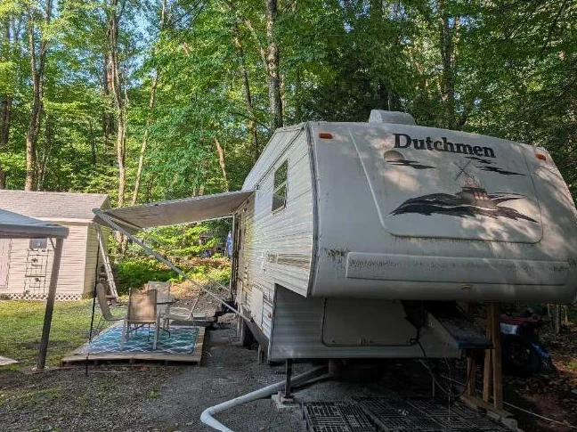 Fifth Wheel Dutchmen 27 LM5 (2006) 27 pi + Remise 10x12 — Terrain #11 Camping Lac des Sources, Shefford thumbnail 3