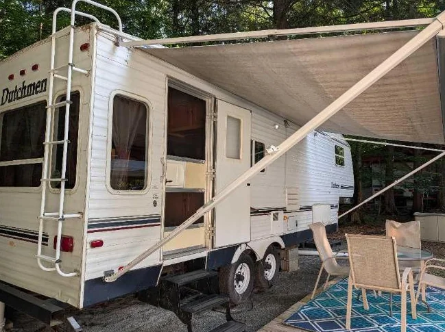 Fifth Wheel Dutchmen 27 LM5 (2006) 27 pi + Remise 10x12 — Terrain #11 Camping Lac des Sources, Shefford thumbnail 7