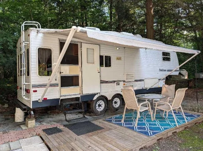 Fifth Wheel Dutchmen 27 LM5 (2006) 27 pi + Remise 10x12 — Terrain #11 Camping Lac des Sources, Shefford thumbnail 4