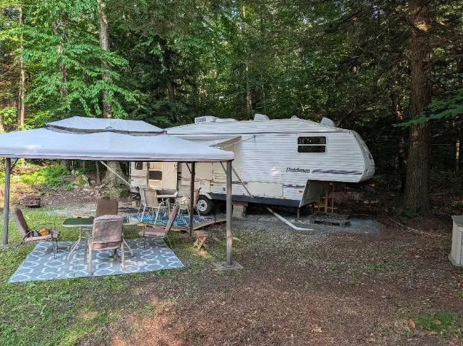 Fifth Wheel Dutchmen 27 LM5 (2006) 27 pi + Remise 10x12 — Terrain #11 Camping Lac des Sources, Shefford thumbnail 6