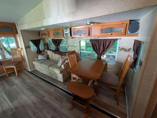 Fifth Wheel Dutchmen 27 LM5 (2006) 27 pi + Remise 10x12 — Terrain #11 Camping Lac des Sources, Shefford