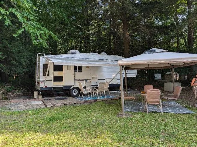 Fifth Wheel Dutchmen 27 LM5 (2006) 27 pi + Remise 10x12 — Terrain #11 Camping Lac des Sources, Shefford thumbnail 2