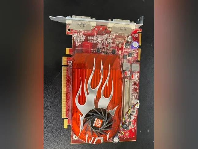 ATI Radeon HD 2600 XT avec 256 Mo de mémoire GDDR3 et deux ports DVI double liaison thumbnail 3