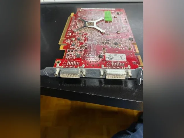 ATI Radeon HD 2600 XT avec 256 Mo de mémoire GDDR3 et deux ports DVI double liaison