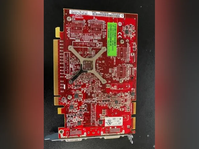ATI Radeon HD 2600 XT avec 256 Mo de mémoire GDDR3 et deux ports DVI double liaison thumbnail 2