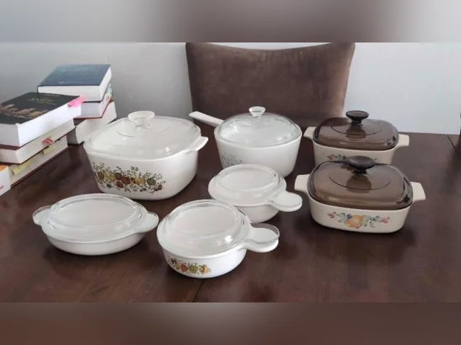 7 plats en céramique avec couvercles (ensemble)