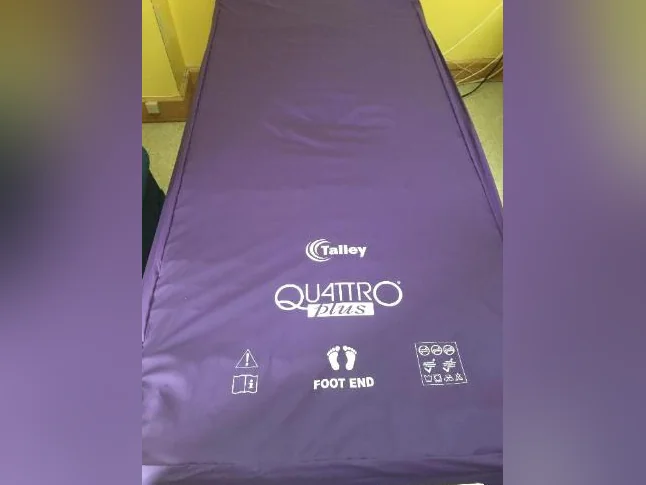 Matelas thérapeutique Quattro Plus avec pompe – Très peu servi thumbnail 5