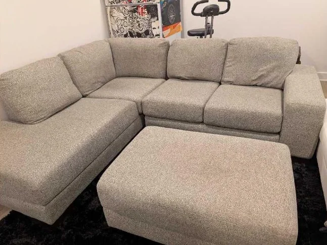 Sectionnel Superstyle + ottoman – Excellent état – Valeur 3 300 $