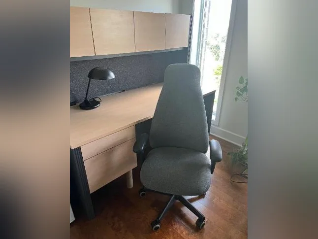 BUREAU EN MÉLANINE COULEUR BOIS NATUREL ET CONTOUR GRIS AVEC HUCHE thumbnail 4