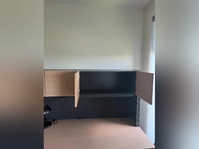 BUREAU EN MÉLANINE COULEUR BOIS NATUREL ET CONTOUR GRIS AVEC HUCHE thumbnail 3
