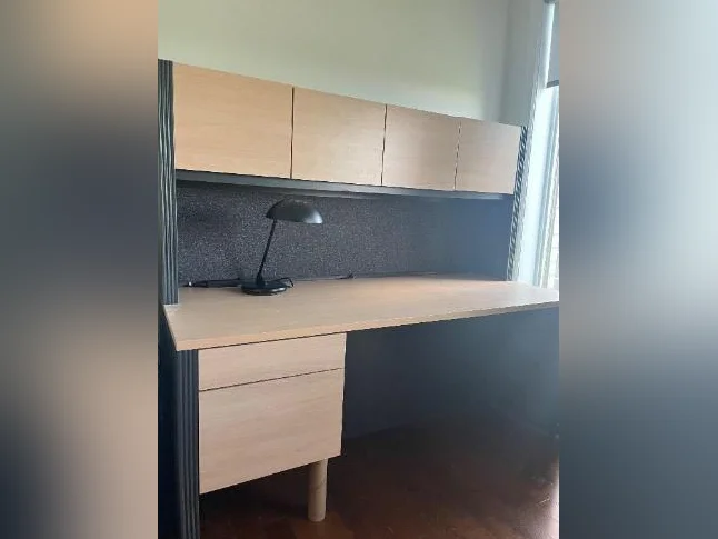 BUREAU EN MÉLANINE COULEUR BOIS NATUREL ET CONTOUR GRIS AVEC HUCHE