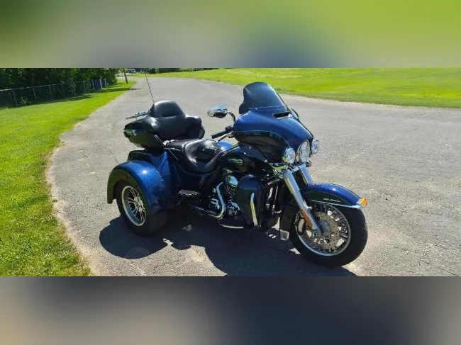 moto Harley Davidson tri glide thumbnail 3