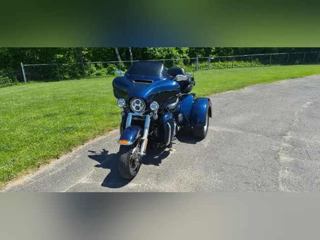 moto Harley Davidson tri glide thumbnail 2
