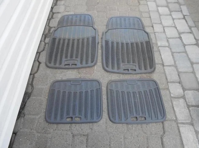 1-ENSEMBLE DE 4 TAPIS EN CAOUTCHOUC BLEU,RUBBERMAID,POUR AUTOMOBILES.