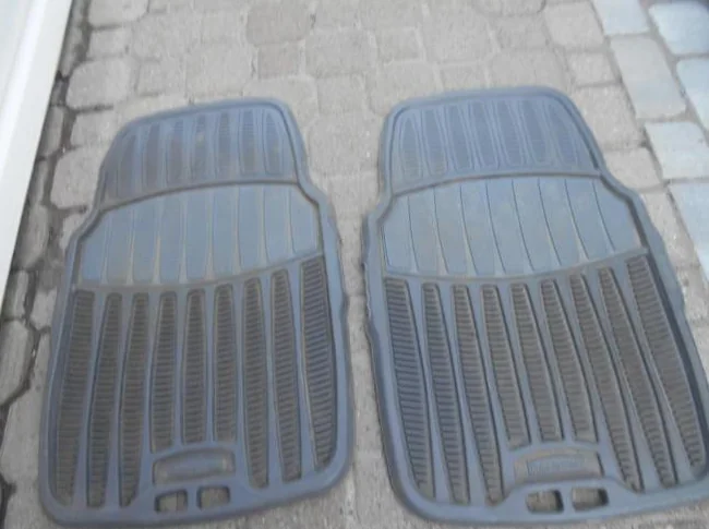 1-ENSEMBLE DE 4 TAPIS EN CAOUTCHOUC BLEU,RUBBERMAID,POUR AUTOMOBILES. thumbnail 2
