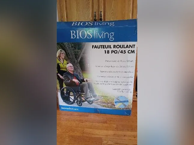 Fauteuil roulant / Chaise roulante thumbnail 2