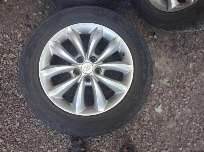Mags d'origine Hyundaï avec pneus d'été 17" Good Year 235/55ZR17 thumbnail 2