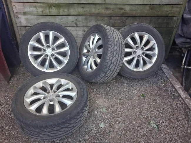 Mags d'origine Hyundaï avec pneus d'été 17" Good Year 235/55ZR17