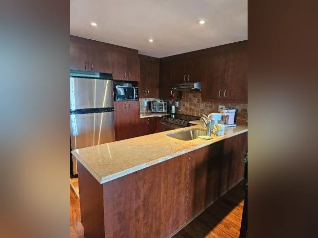 armoires de cuisine et comptoir en granite thumbnail 3