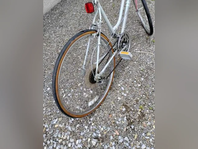 Vélo Huffy de route de 10 vitesses et roues de 27 pouces thumbnail 3