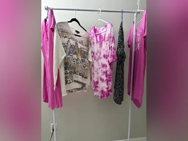 3 chandails et 2 robes de nuit