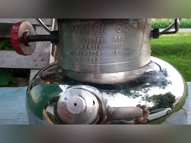 Ancien fanal Coleman 635 avec réservoir nickelé et boîte de transport thumbnail 2