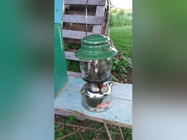 Ancien fanal Coleman 635 avec réservoir nickelé et boîte de transport
