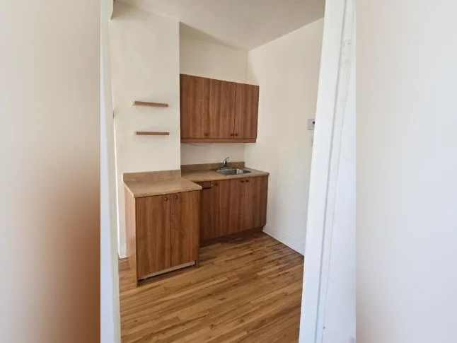VERDUN Joli Logement NON-FUMEUR  4 1/2 + VÉRANDA thumbnail 3