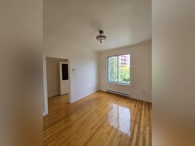 VERDUN Joli Logement NON-FUMEUR  4 1/2 + VÉRANDA thumbnail 7