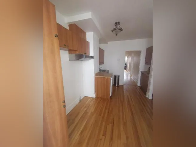 VERDUN Joli Logement NON-FUMEUR  4 1/2 + VÉRANDA thumbnail 2