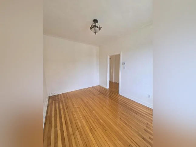 VERDUN Joli Logement NON-FUMEUR  4 1/2 + VÉRANDA thumbnail 6
