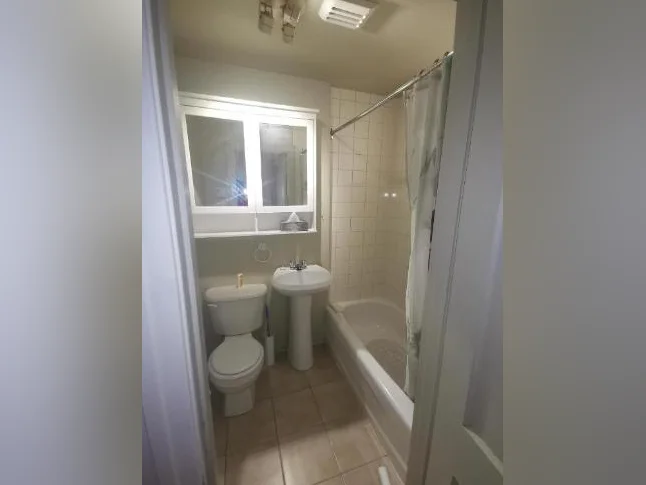 VERDUN Joli Logement NON-FUMEUR  4 1/2 + VÉRANDA thumbnail 8