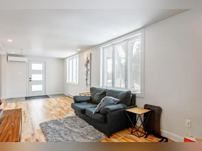 duplex entièrement rénové offre confort, modernité et emplacement stratégique. 🏢 4 ½ (2e étage) thumbnail 3