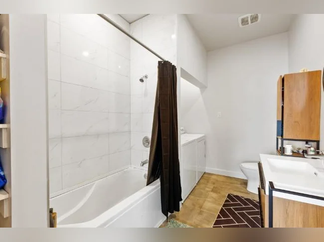 duplex entièrement rénové offre confort, modernité et emplacement stratégique. 🏢 4 ½ (2e étage)