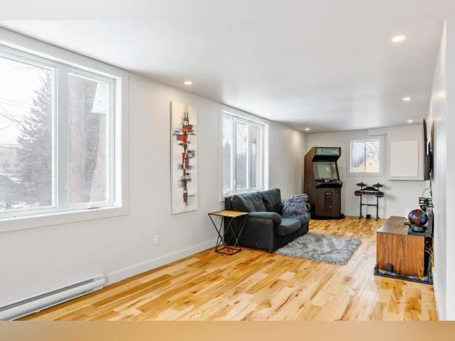 duplex entièrement rénové offre confort, modernité et emplacement stratégique. 🏢 4 ½ (2e étage) thumbnail 2