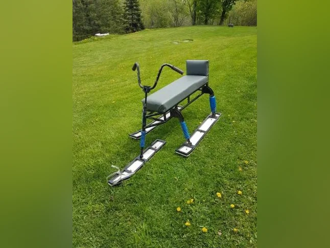 Trois skis artisanals.